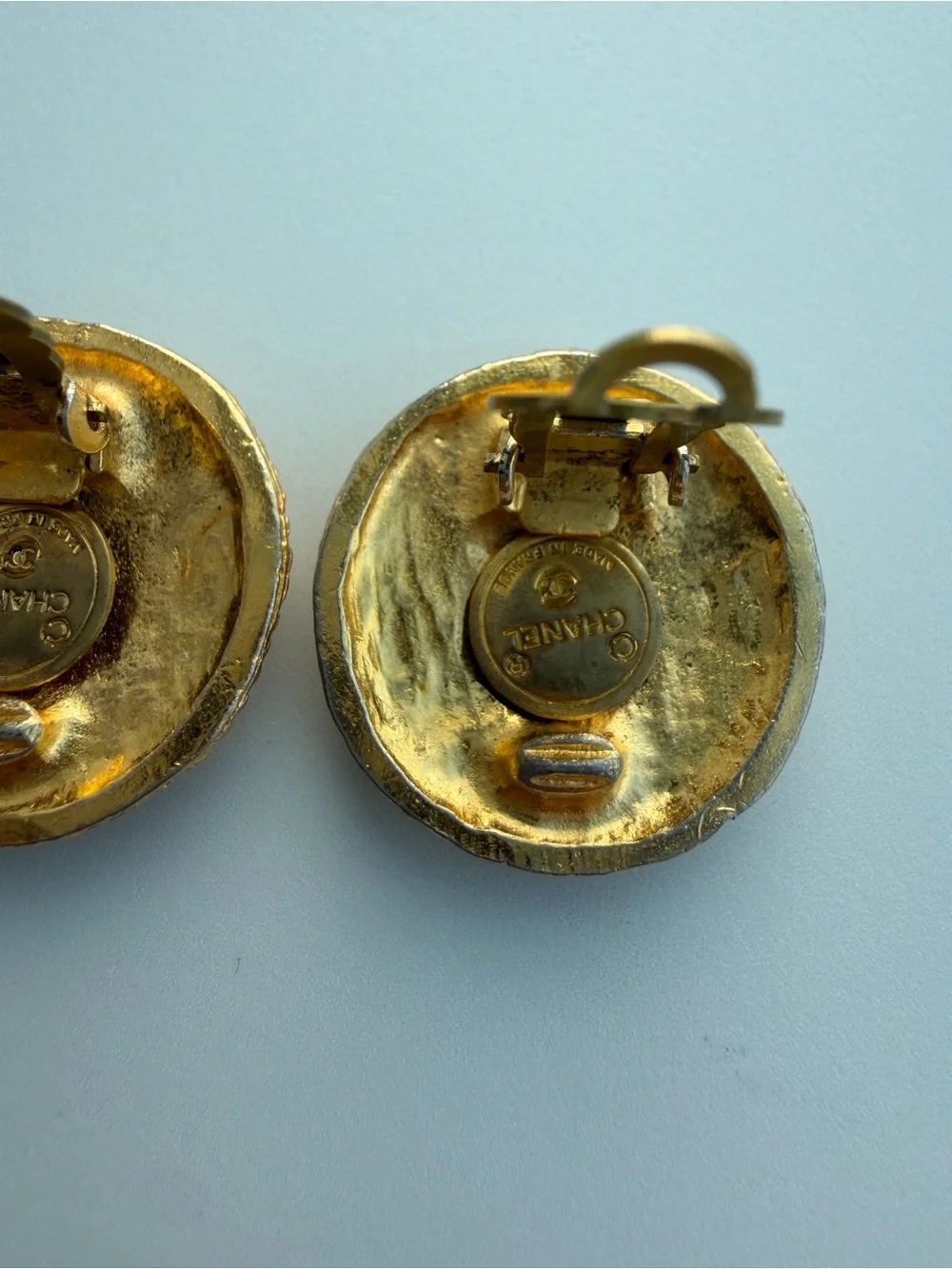 💯 Authentic CHANEL Vintage Gold CC Logo Round Clip-On Earrings
